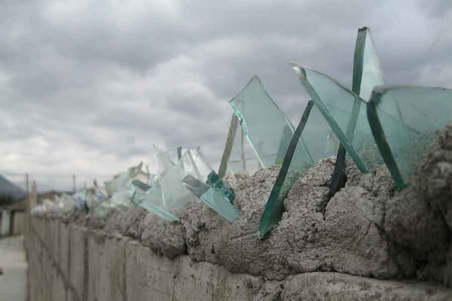 pagar dengan pecahan kaca